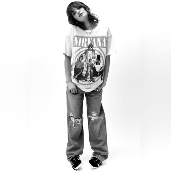 Nirvana White & Black Graphic T-shirt Y2k Grunge Size Medium M - Picture 8 of 8